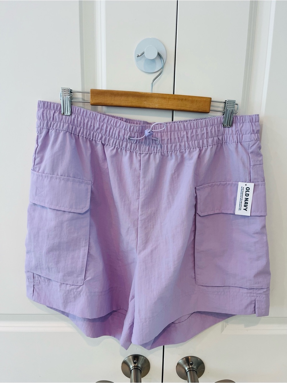 Old Navy Women’s Large NWT lavender nylon athletic cargo shorts with 5” inseam
